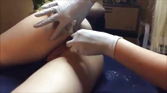 HD :  Истетовираната Латино девојка Холи Хендрикс е набиена од Брик Денџер Порно филмови 